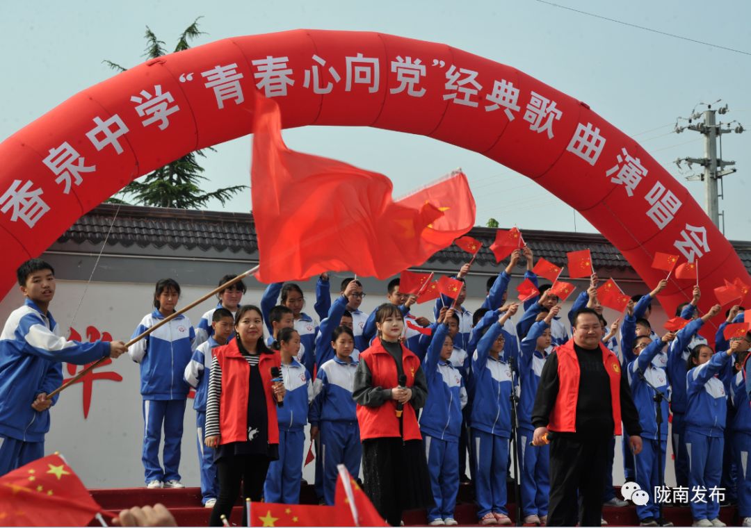 向党"经典歌曲演唱会△志愿者指导香泉中学的学生画画△两当号子表演