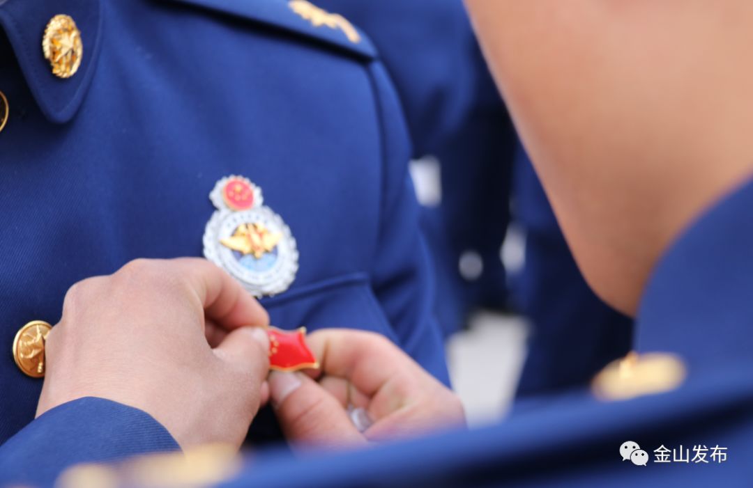 【歌唱祖国】我区举行"共和国长子的家国情怀"佩戴国旗徽章活动