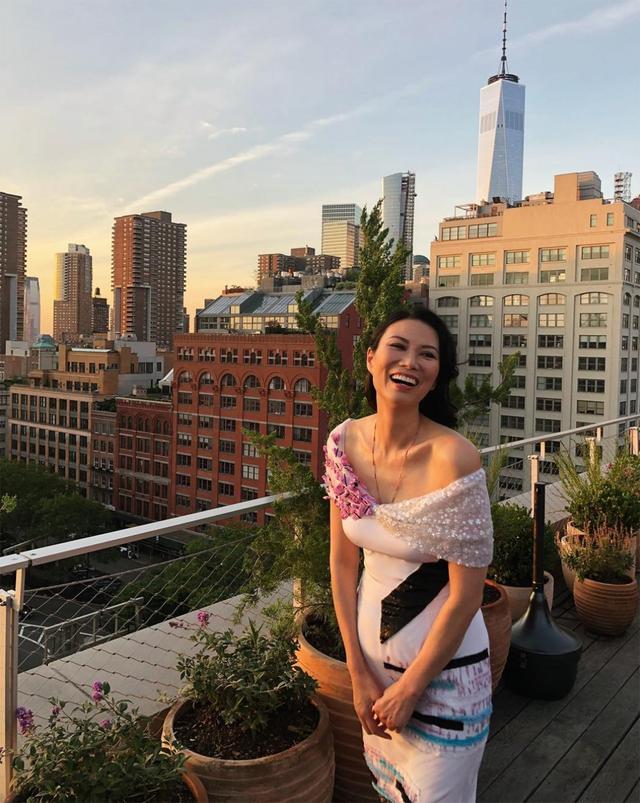 50岁的邓文迪素颜照 网友:保养得也是好了