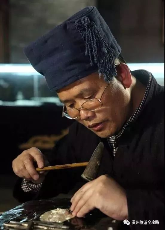 控拜的银匠师傅们承接了外来文化的冲击,银饰制品跟随城市消费者的