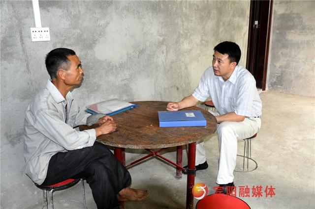 4月25日,县委书记朱亚明深入思陇镇调研督导脱贫攻坚工作,查实情,访