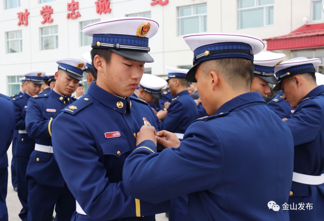 【歌唱祖国】我区举行"共和国长子的家国情怀"佩戴国旗徽章活动