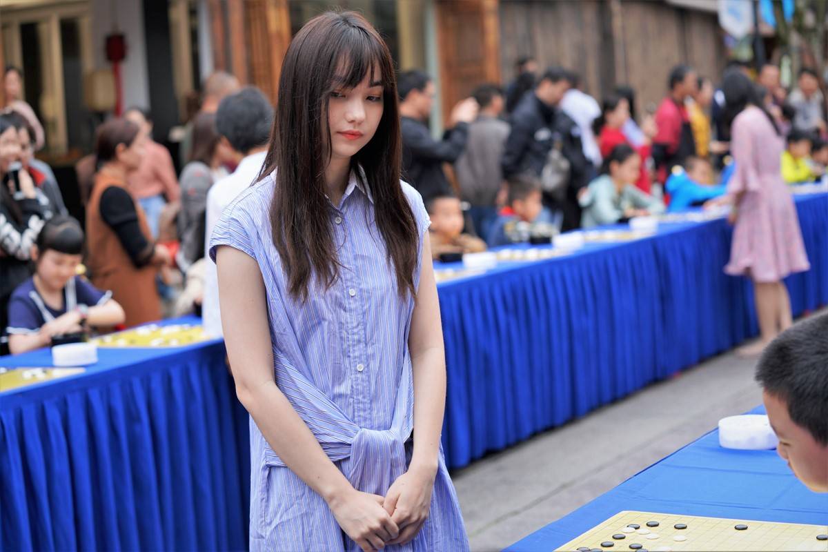 吴清源杯举行快闪活动黑嘉嘉俞俐均下指导棋