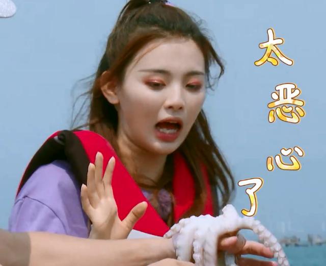 杨超越穿鞋踩在别人床上跳舞是不拘小节还是没礼貌