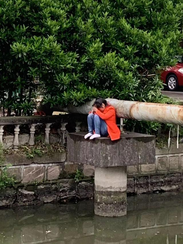 一姑娘哭坐河边,新桥民警居委会与好心路人联手相助