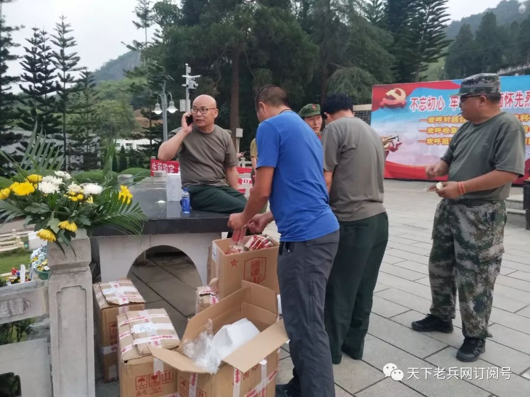 同一天下午,參戰老兵安振江也帶領著自己的團隊,將一千五百支電子蠟燭