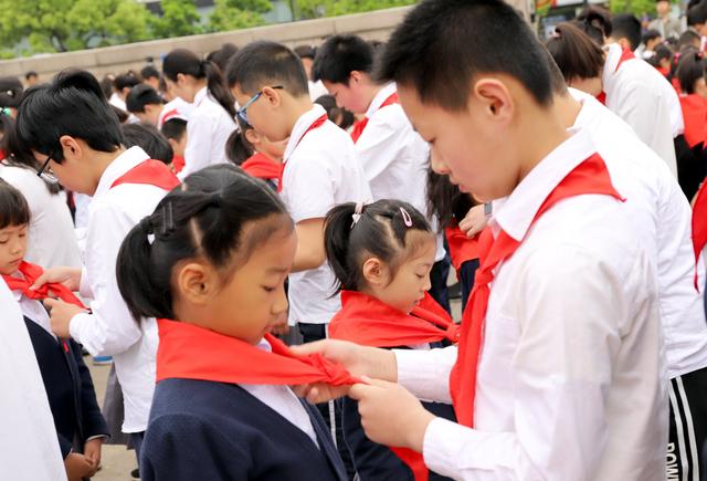 苏州:454名一年级学生佩戴红领巾加入少先队