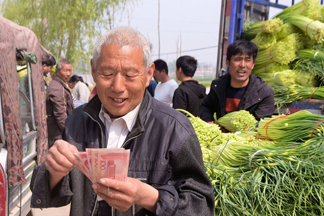 图中这位正在数钱的爷爷,脸上出现了按捺不住的笑容,他说他今年已经