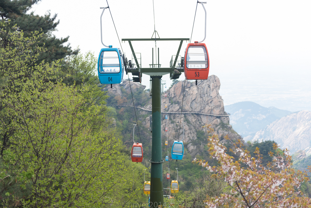 如果不想徒步登山,在山下可以乘坐景区观光车直达山顶的龟蒙顶脚下