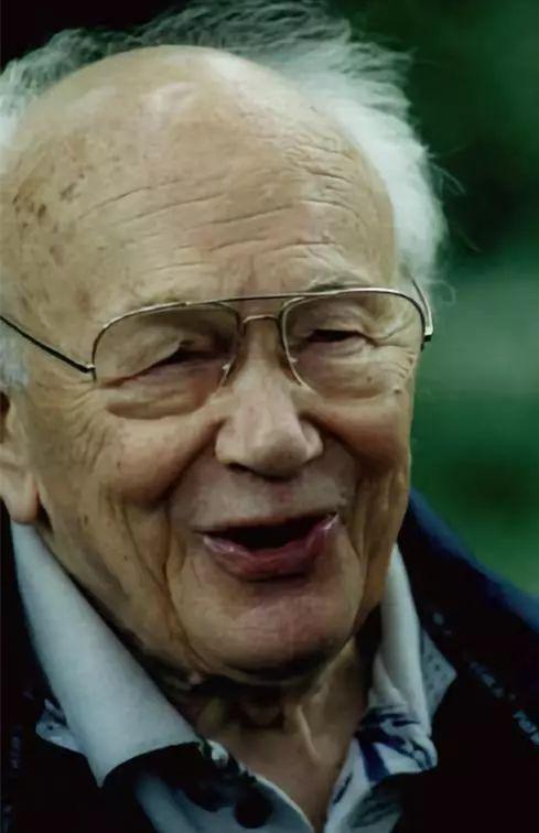 2015年,波兰洛斯瓦朵小镇特地举办了一场拉佐斯基展览来纪念他.