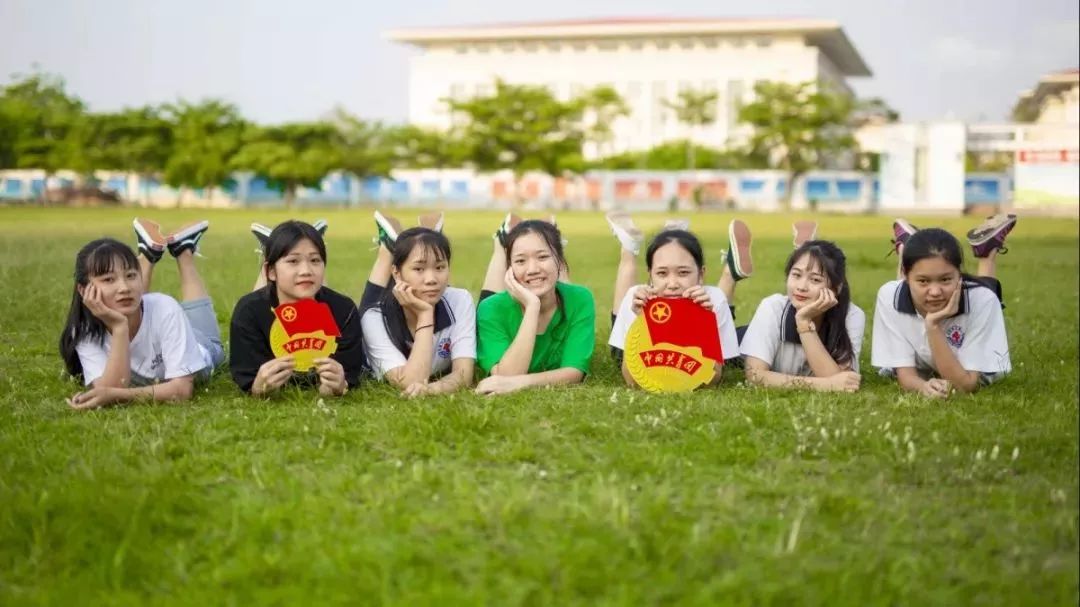 2,进入"合浦共青团"微信平台后,点击菜单"团团合影"