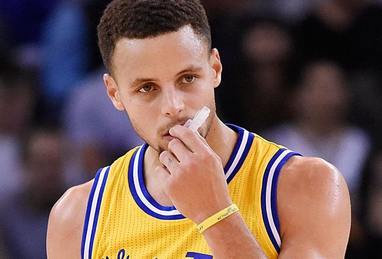 萌神库里比赛时为什么老是嚼牙套原来这是他的秘密武器