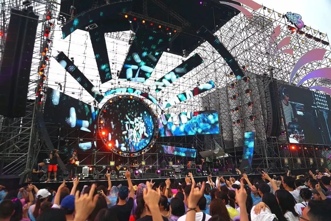 今晚峨眉山音乐节在花海中激情开唱万人齐聚连暴雨都挡不住