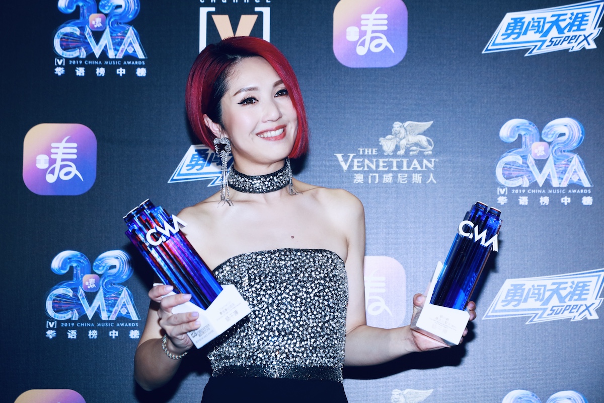 而后,杨千嬅更在现场为观众带来了《处处吻》,《烈女》两首经典港乐劲