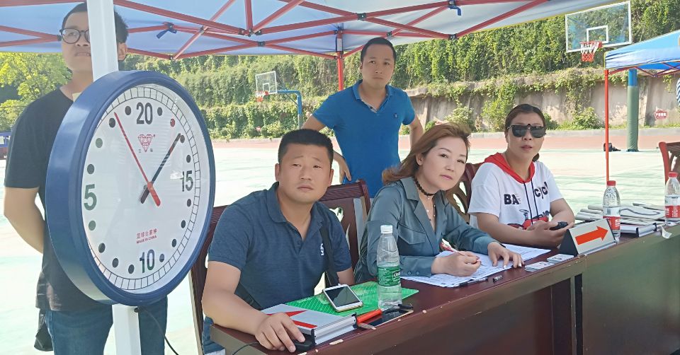 又有好久没看到这场面了!前天下午的陈寿中学发生了这事