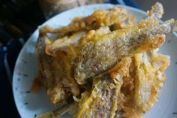炸小黄鱼好吃的做法只需两种配料酥脆肉香