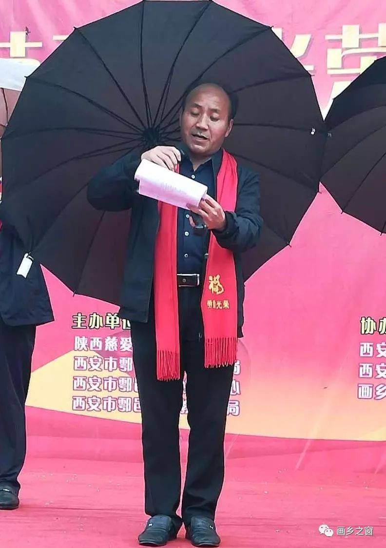 公益慈善人士,原大重阳万寿宫住持陈理德向活动主办方赠送书法墨宝,为