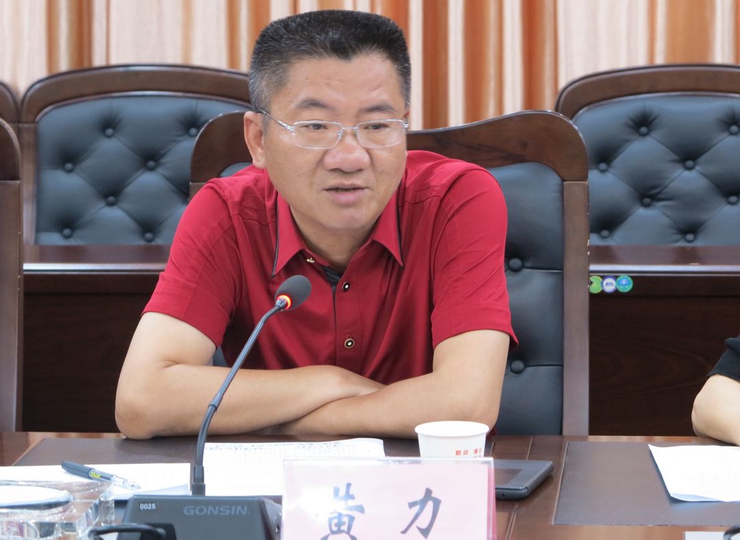 黄力充分肯定了劳模和先进工作者们对我县经济社会发展所作出的贡献