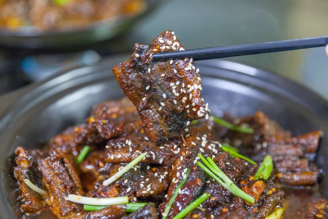 九品甲选用野生鳝鱼 还专门为它配了一把刀,据说 价格高昂 入锅前要