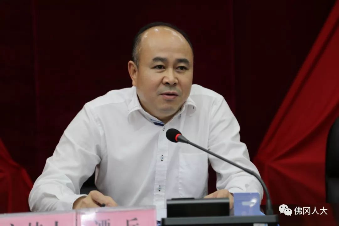 会议由县人大常委会主任谭兵主持.