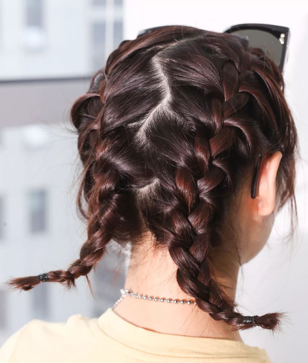 看起来更可爱些,然后把小辫子整理成发梢向上翘的弧度,辫子越紧弧度也