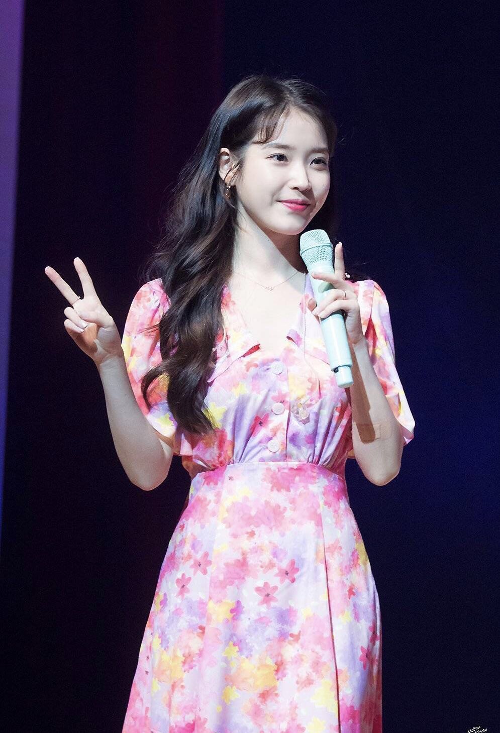 iu现身活动,一袭碎花长裙配卷发甜美又少女,网友:天然脸真美