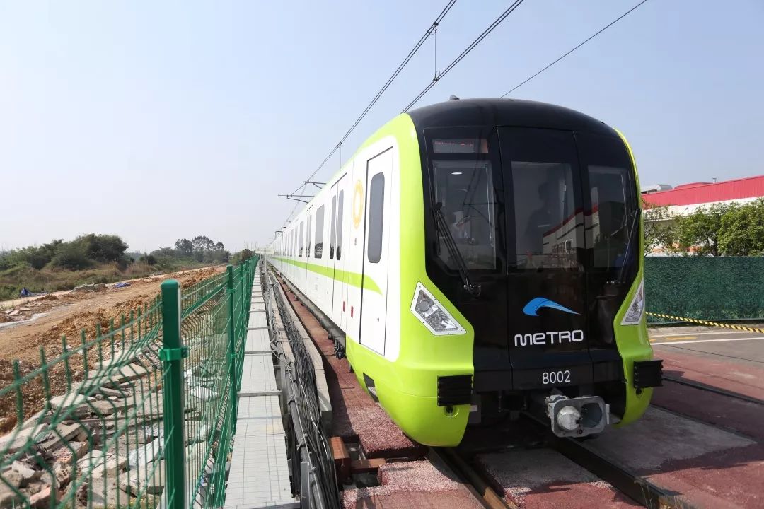 象征着青春与希望的主题色,充分展现老成都与新天府的融合之美,成为