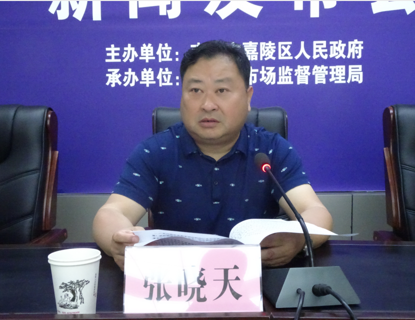 他就是咱们南充嘉陵这边的区政府副区长张晓天!还有一个更大的领导.