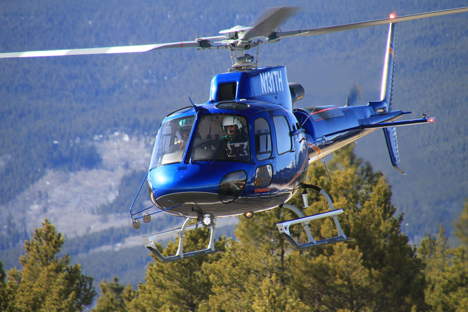 h125是一款超高性能的轻型单发直升机,装备新型发动机.