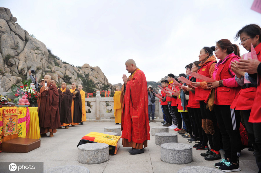 众法师和信众们从石门寺圆通宝殿起香,三步一拜朝拜珠山天佛