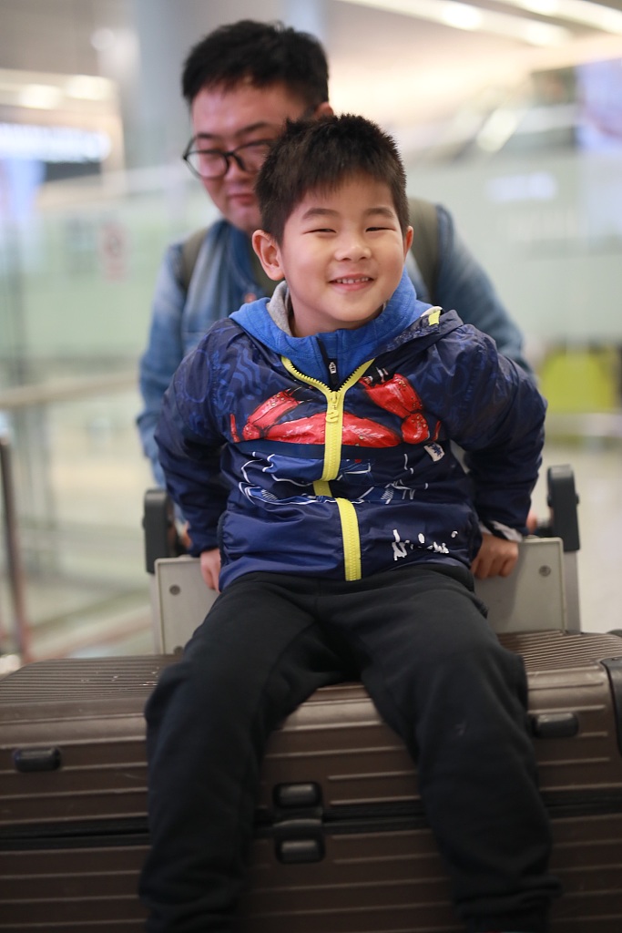 小鱼儿对镜头可爱眯眼笑老爸沙溢让出c位低调跟随