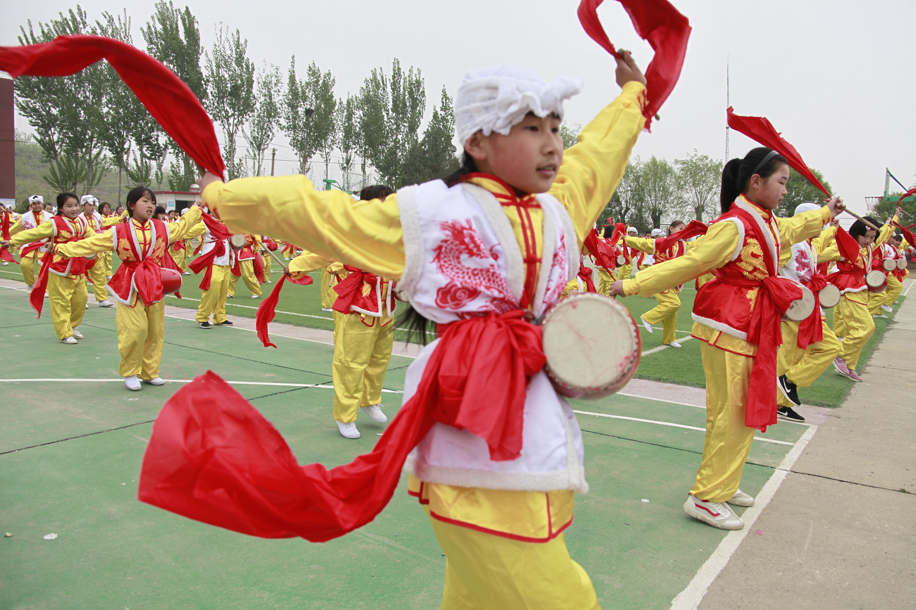 4月29日,石人沟小学学生排练安塞腰鼓.返回搜狐,查看更多