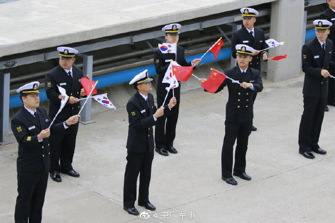 中国海军湘潭舰抵达韩国釜山参加东盟联演