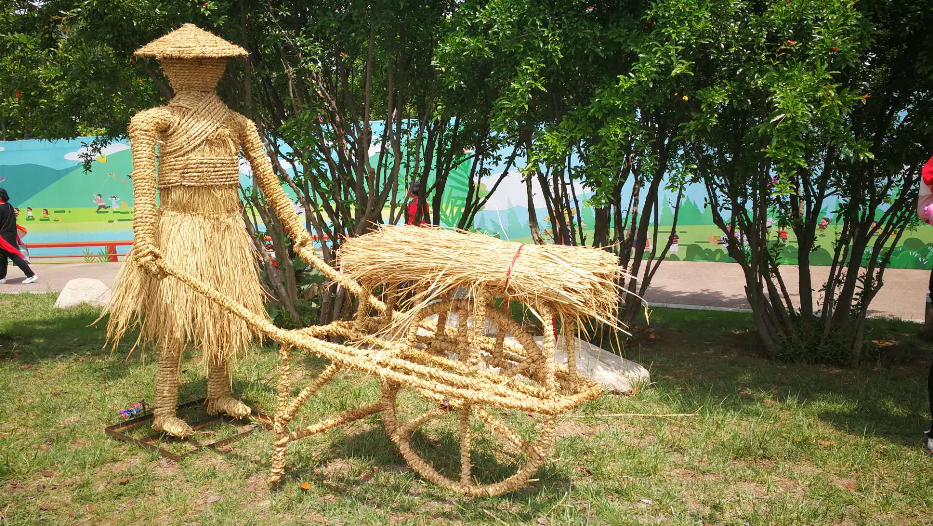 清凉山公园稻草人艺术孩子们的乐园