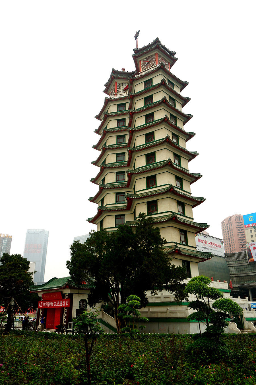 馆内共有10个塔层层厅和1个地下层厅,塔内陈列有"二七"大罢工的各种