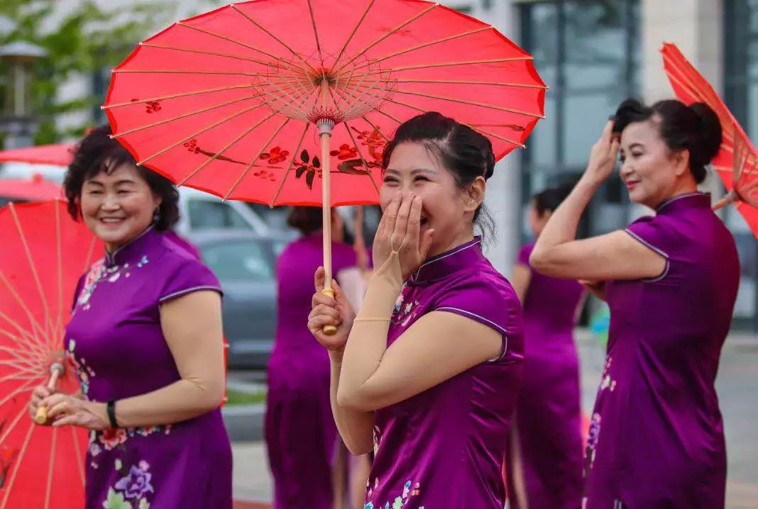 荣成上演千人旗袍秀!