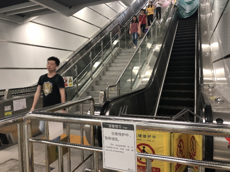深圳一地铁站入口下行扶梯因故障封闭半月,乘客雨天走楼梯摔跤