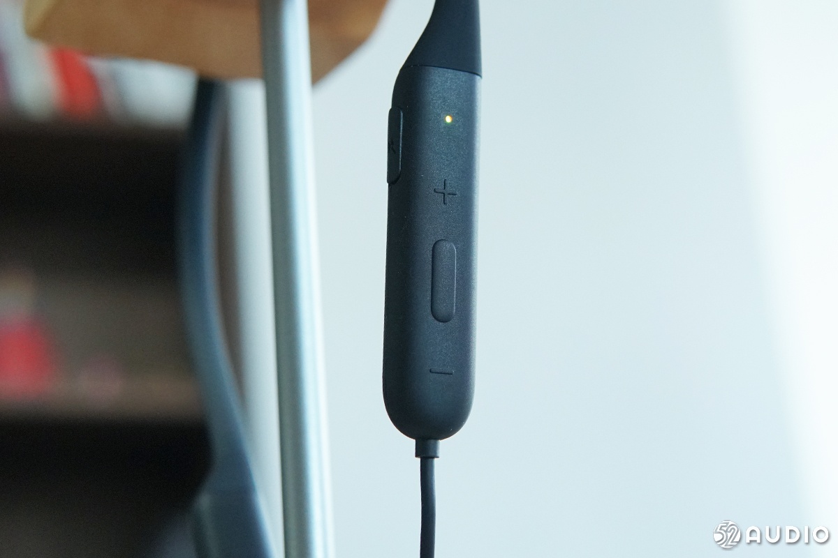 充电口有防水的垫片,日常使用时可以避免液体进入充电口损坏耳机.