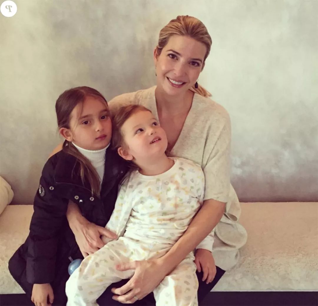 伊万卡带孩子好随意自己穿夏装儿子穿秋装女儿竟穿毛衣配棉袄