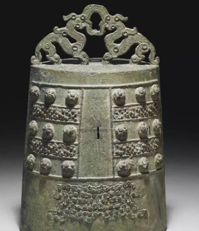 出土的编钟"镈{bó}"几天后,当地公安局接到了报案,附近的村民反应,有