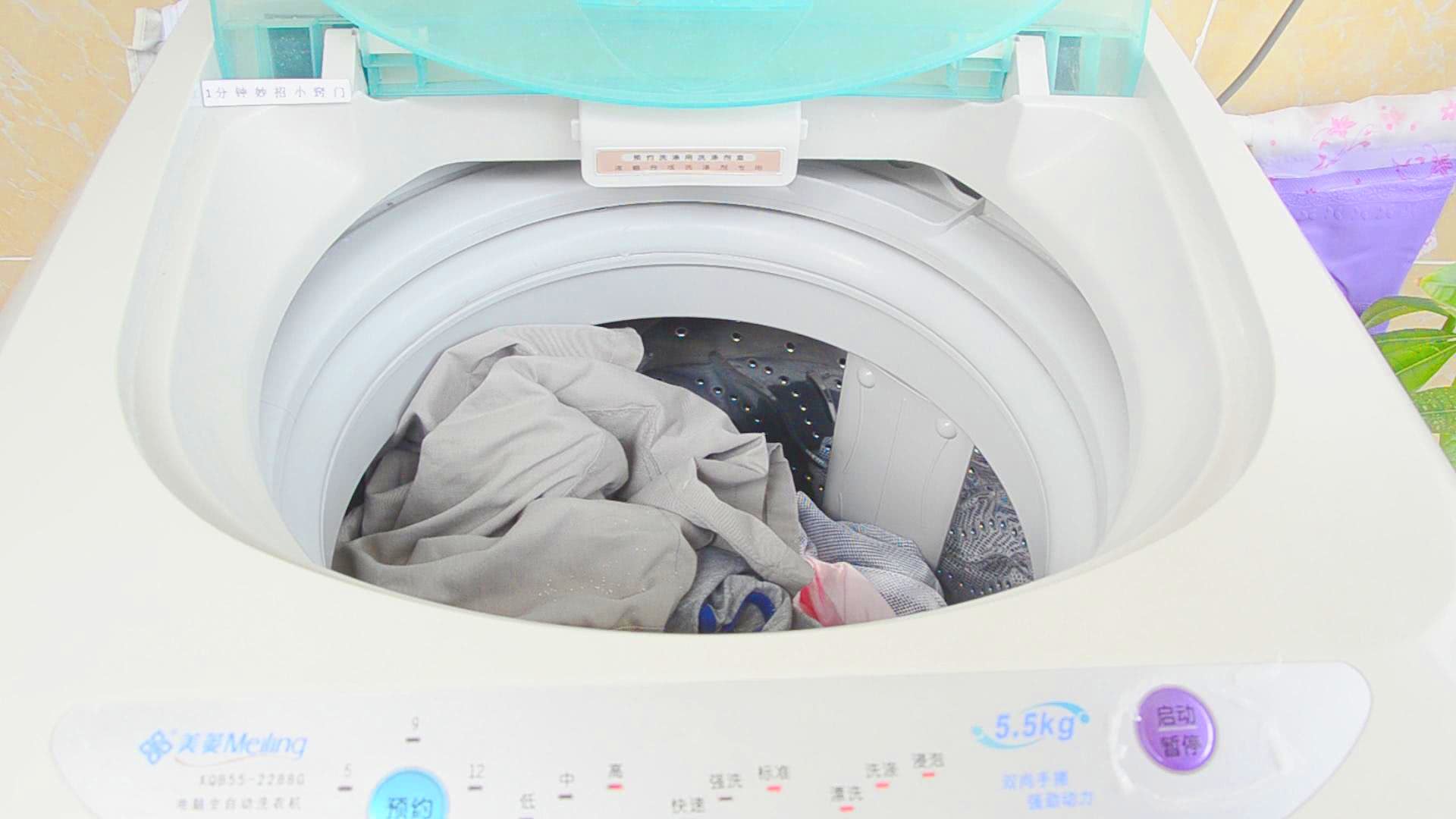 洗衣机洗衣服照片图片