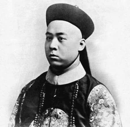 溥仪并不是日本人最早选定的对象,最早的人选是溥仪的族兄:爱新觉罗·