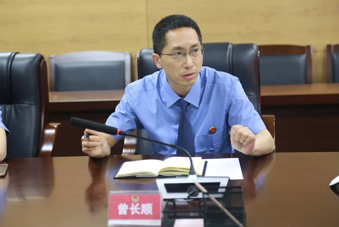 部副部长余寓文经开区知识产权检察室主任 钟锐在认真听取意见建议后