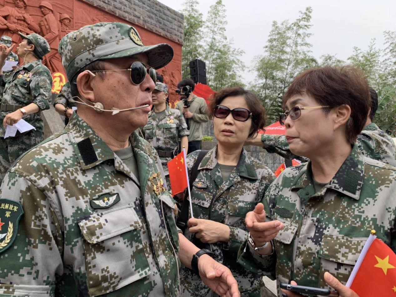 臧雷在同鄰國的那場戰爭中,光榮負傷,榮立了一等戰功,是這次登臺高歌