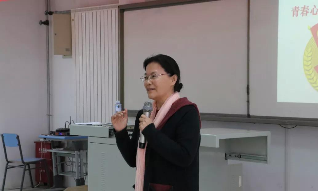 首先,副校长顾新立转达了校长于秀娥对青年教师的节日祝福,号召青年