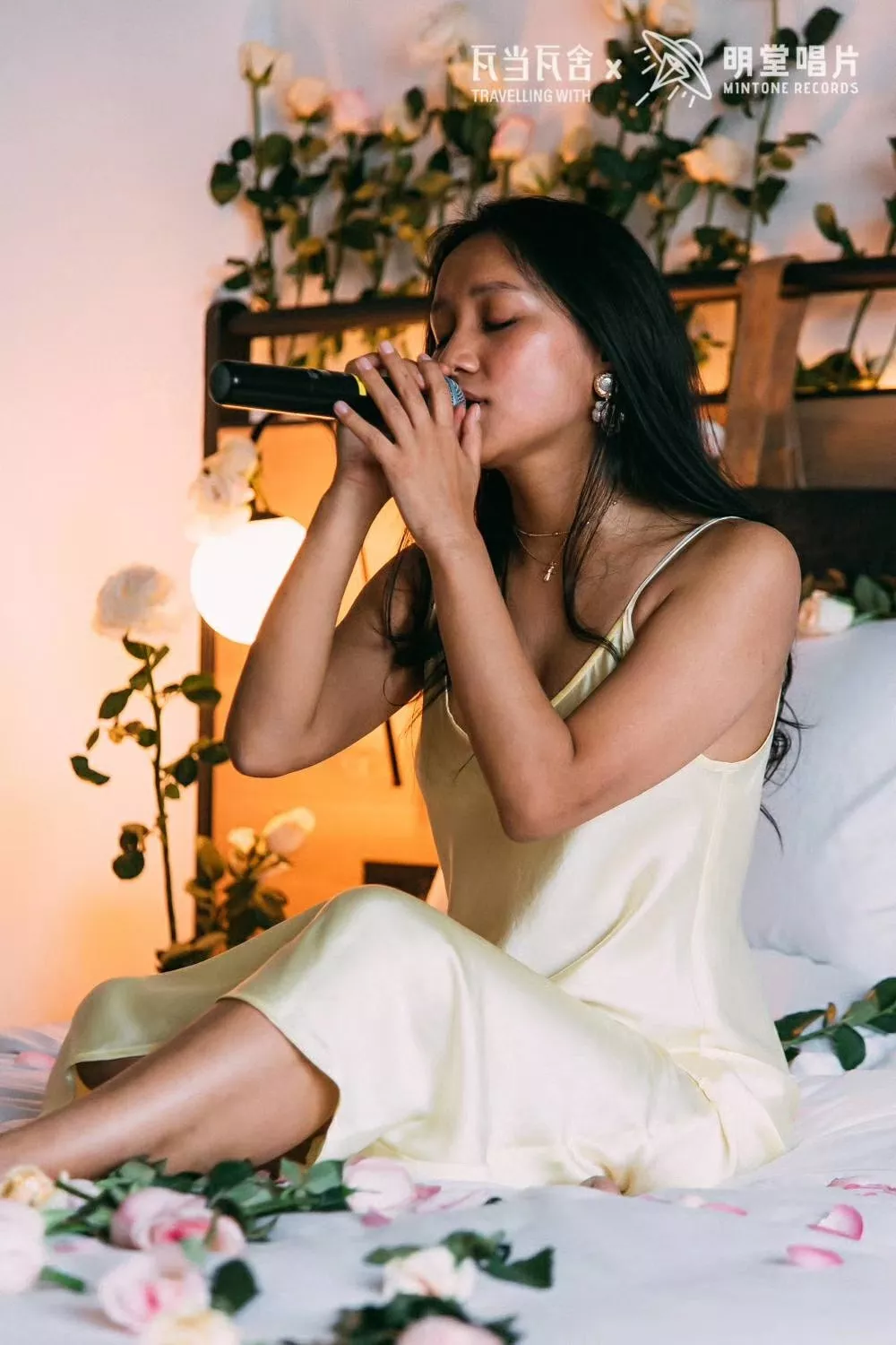 李丁丁声线里透出的颗粒感在暖黄色的光影中旋转,缠绵,观众在床边围坐