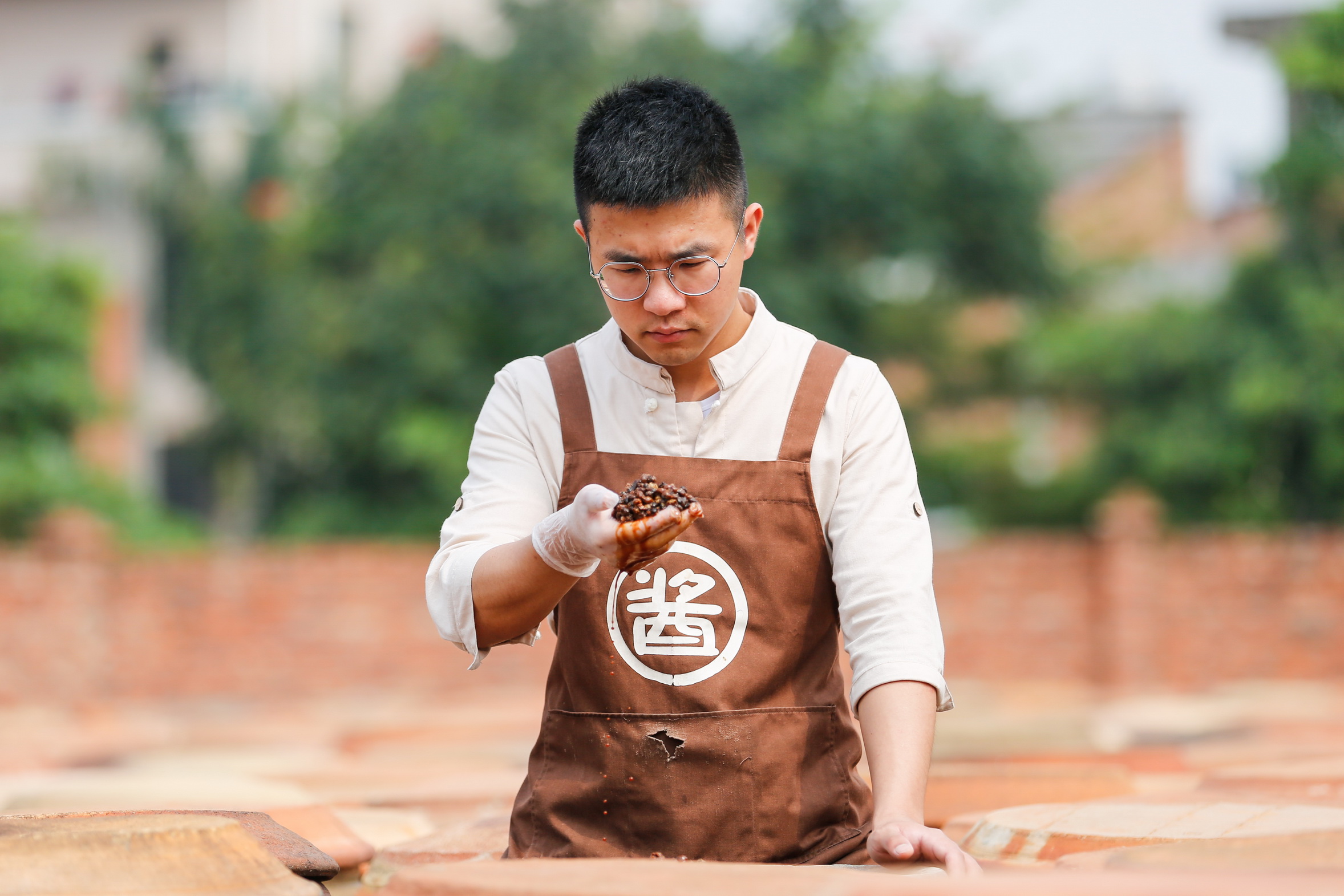 4月29日,在福建省泉州市晋江闽古食品有限公司,吴华清在检查近期下缸