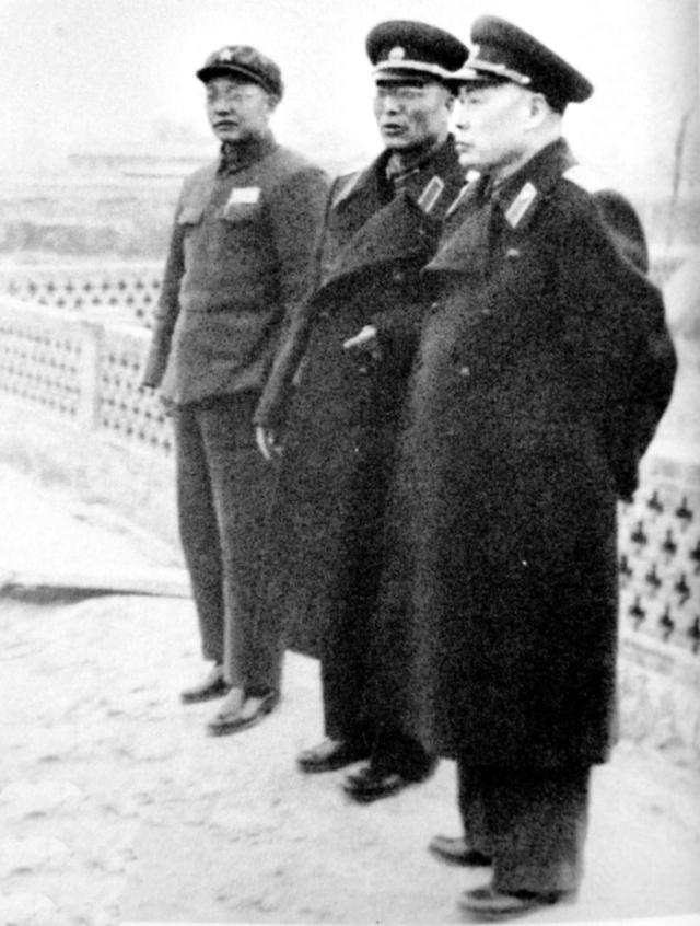 韩练成(中),李书茂(左)陪同陈毅元帅视察兰州军区营院1949年1月,父亲