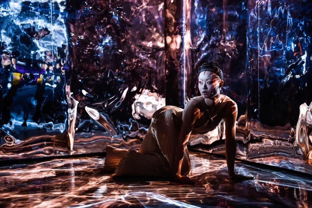 这部在黄浦江边八万筒仓里出演的沉浸式戏剧观众追着演员跑仅演10天