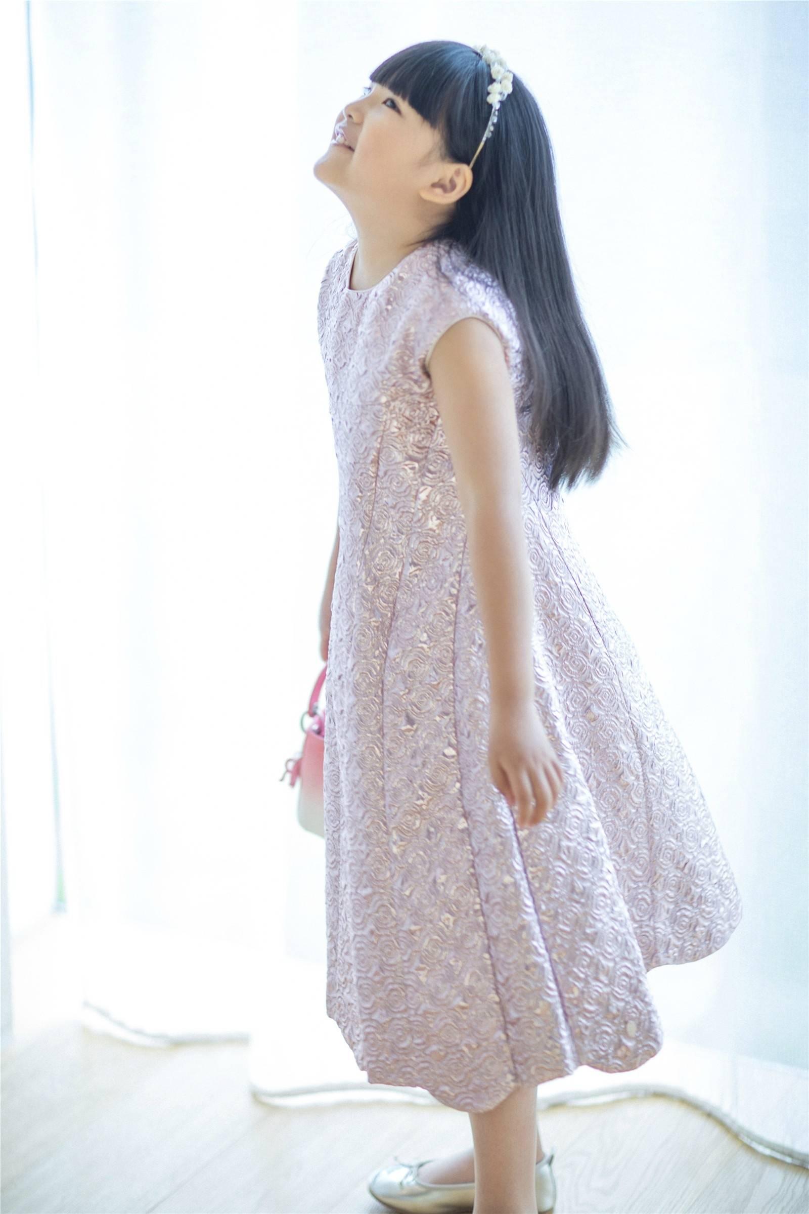 原创包贝尔携女儿盛装出席北京国际电影节,饺子拖地长裙小红唇萌炸!